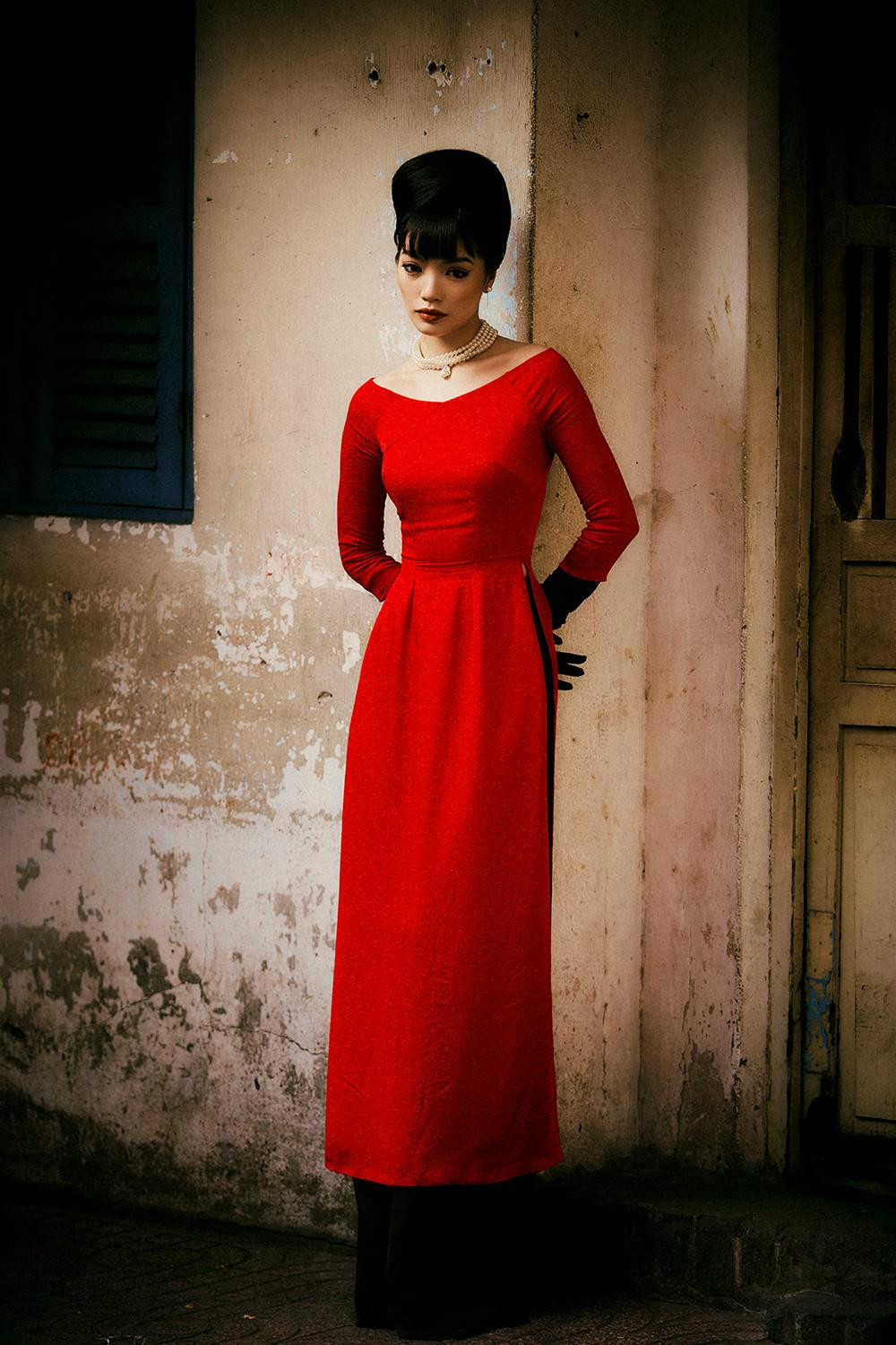 Áo dài thập niên 60-70 được phối cùng những phụ kiện như trang sức ngọc trai và găng tay mang lại nét đẹp kiêu sa và quyến rũ cho người mặc. Áo dài thập niên 60-70 được phối cùng những phụ kiện như trang sức ngọc trai và găng tay mang lại nét đẹp kiêu sa và quyến rũ cho người mặc.