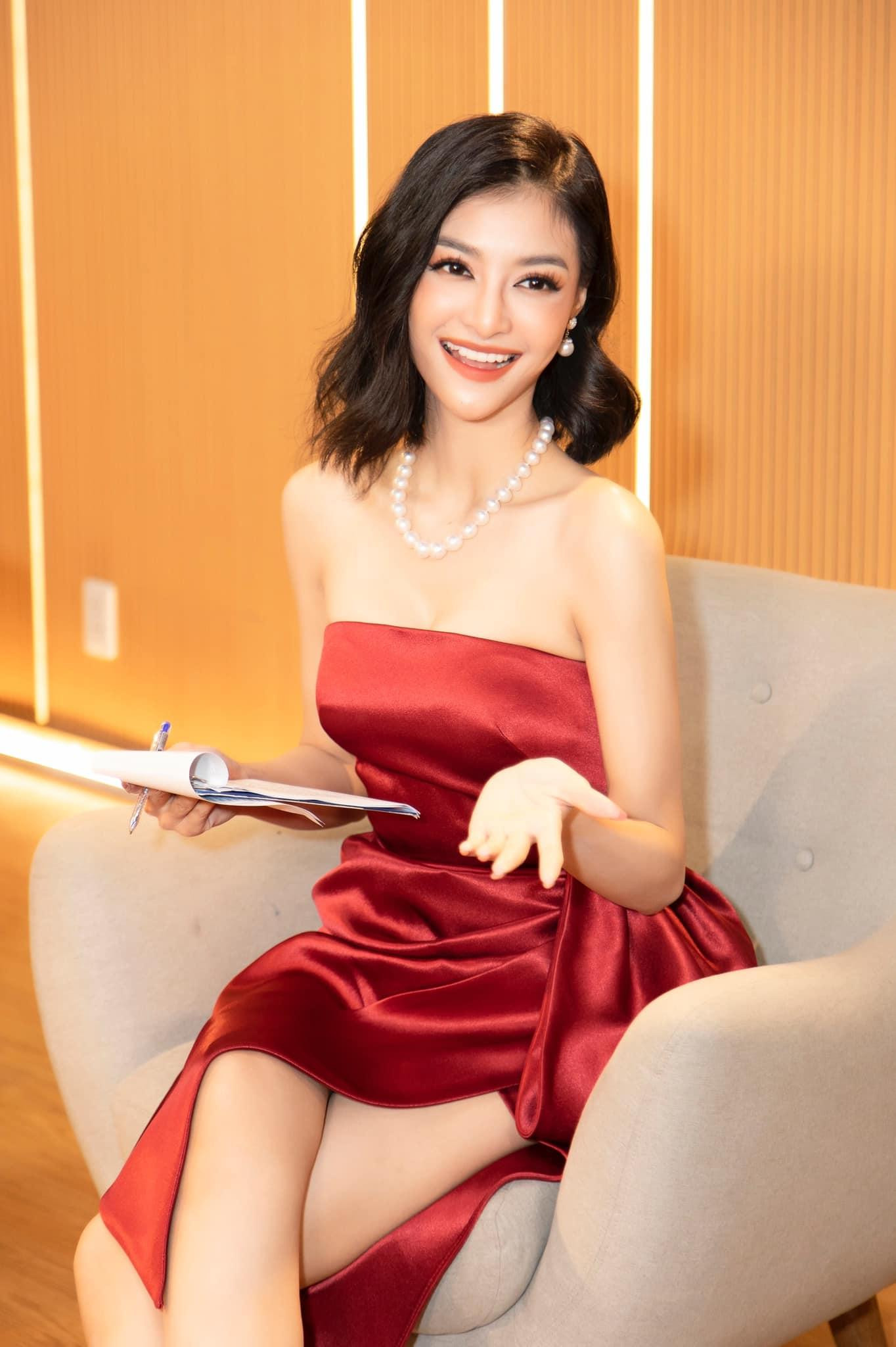 Á hậu Kiều Loan diện váy lụa tông màu đỏ rực, khoe vai trần gợi cảm.