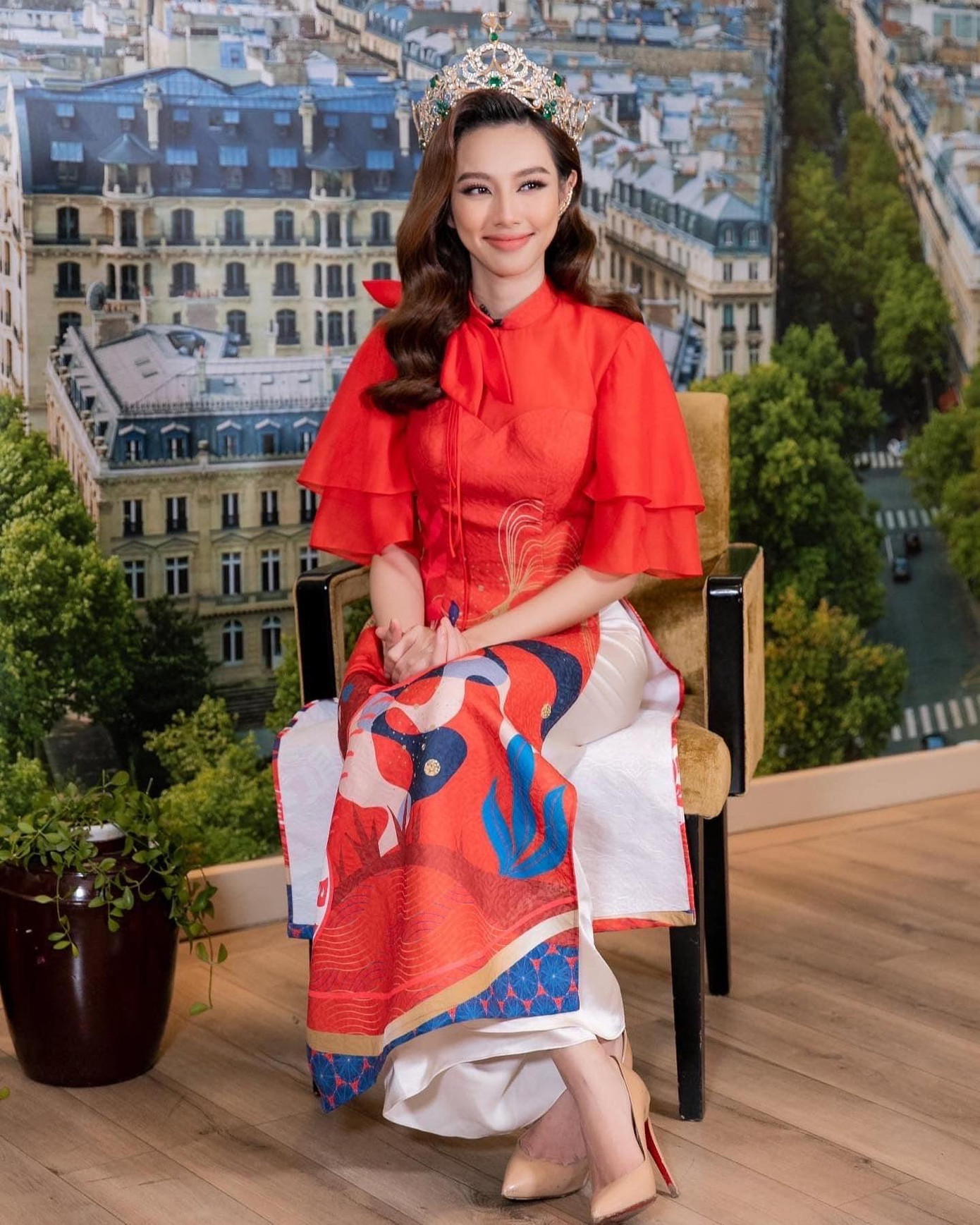 Do về nước vào dịp cận Tết Nguyên Đán nên trong media tour gần đây, Thuỳ Tiên và ê-kíp lựa chọn những bộ áo dài tông màu rực rỡ, hoạ tiết độc đáo mang đậm không khí Tết cổ truyền.