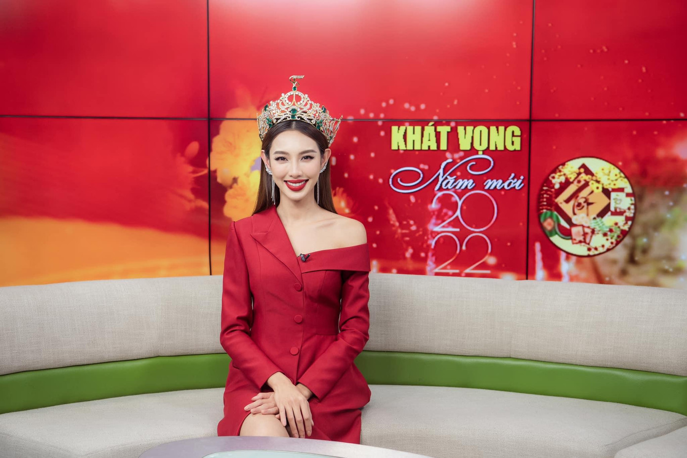 Thuỳ Tiên được ê-kíp chăm chút trang phục rất chuyên nghiệp và kỹ càng kể từ khi trở về Việt Nam.