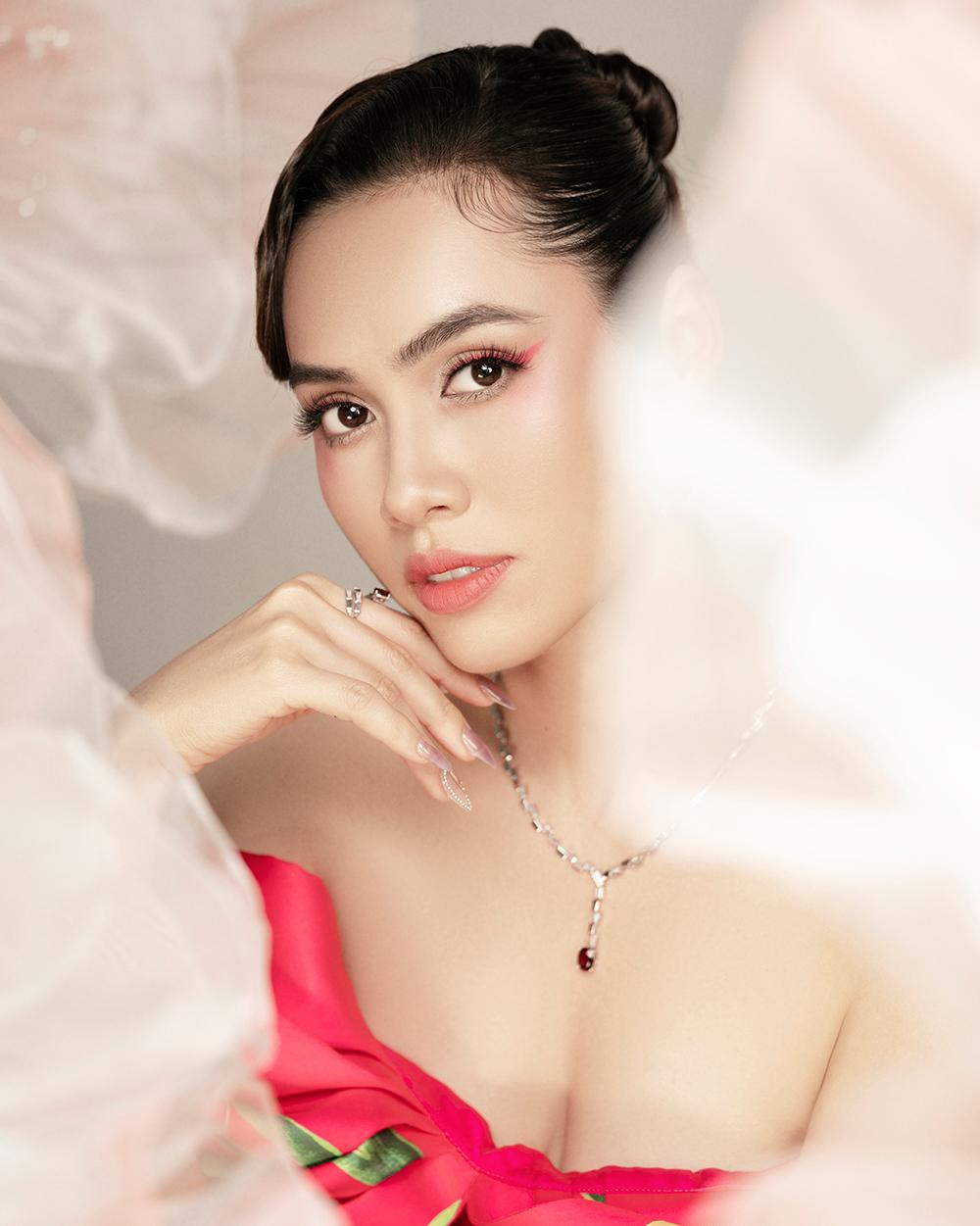 Á hậu Hoàng My hoá thân thành nàng Xuân tràn đầy quyến rũ trong bộ ảnh lần này. Á hậu Hoàng My hoá thân thành nàng Xuân tràn đầy quyến rũ trong bộ ảnh lần này.