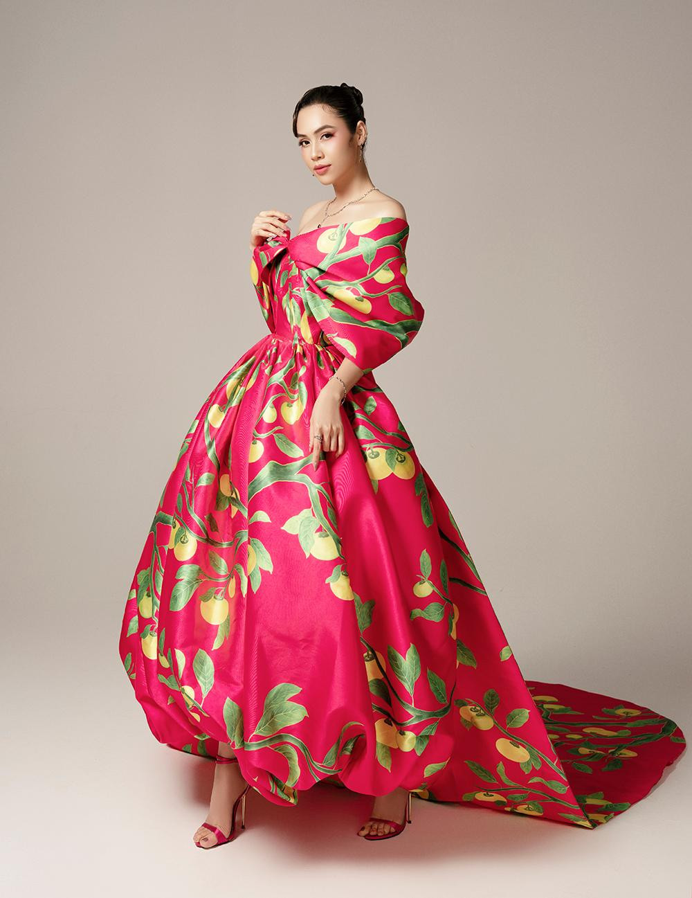 Á hậu Việt Nam khoác lên mình bộ váy tông màu đỏ rực với những hoạ tiết hoa cỏ mùa Xuân. Á hậu Việt Nam khoác lên mình bộ váy tông màu đỏ rực với những hoạ tiết hoa cỏ mùa Xuân.