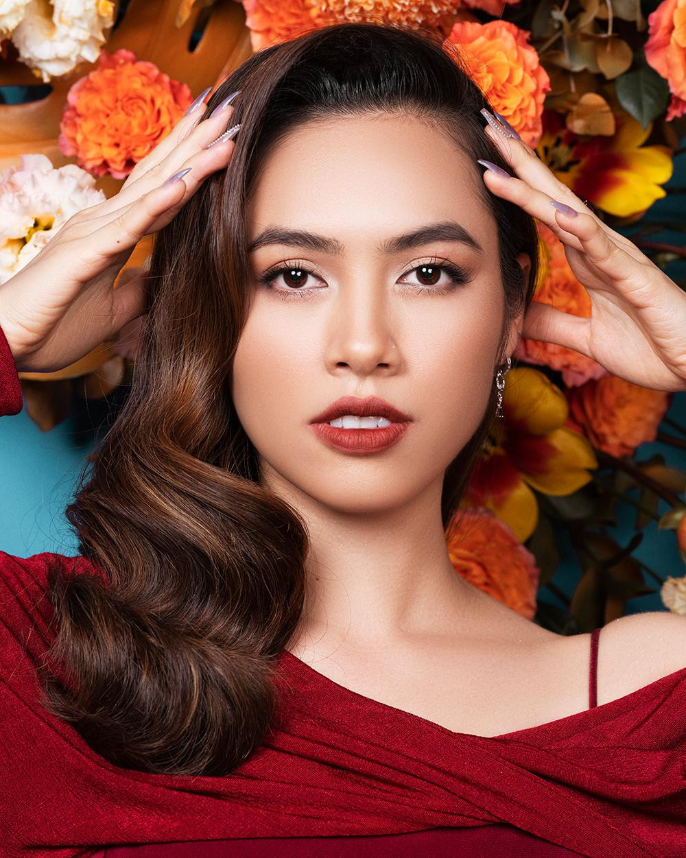 Khoác lên mình bộ áo dài cách điệu tông màu đỏ đậm, Hoàng My nổi bật với nhan sắc vô cùng kiêu sa và yêu kiều. Khoác lên mình bộ áo dài cách điệu tông màu đỏ đậm, Hoàng My nổi bật với nhan sắc vô cùng kiêu sa và yêu kiều.