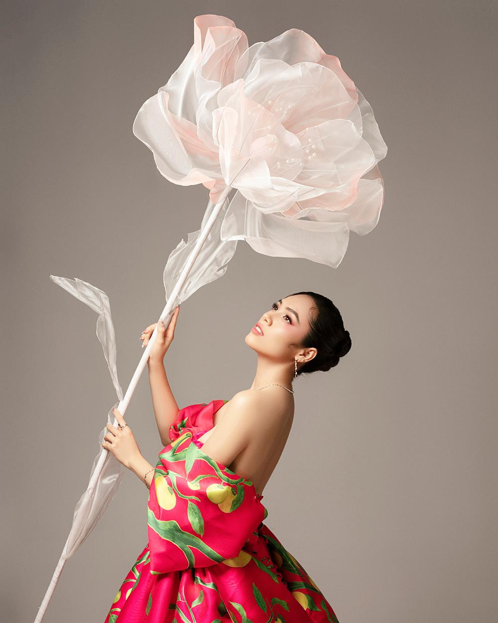 Nhan sắc đầy kiêu sa và quyến rũ của Hoàng My khiến các fans trầm trồ. Nhan sắc đầy kiêu sa và quyến rũ của Hoàng My khiến các fans trầm trồ.