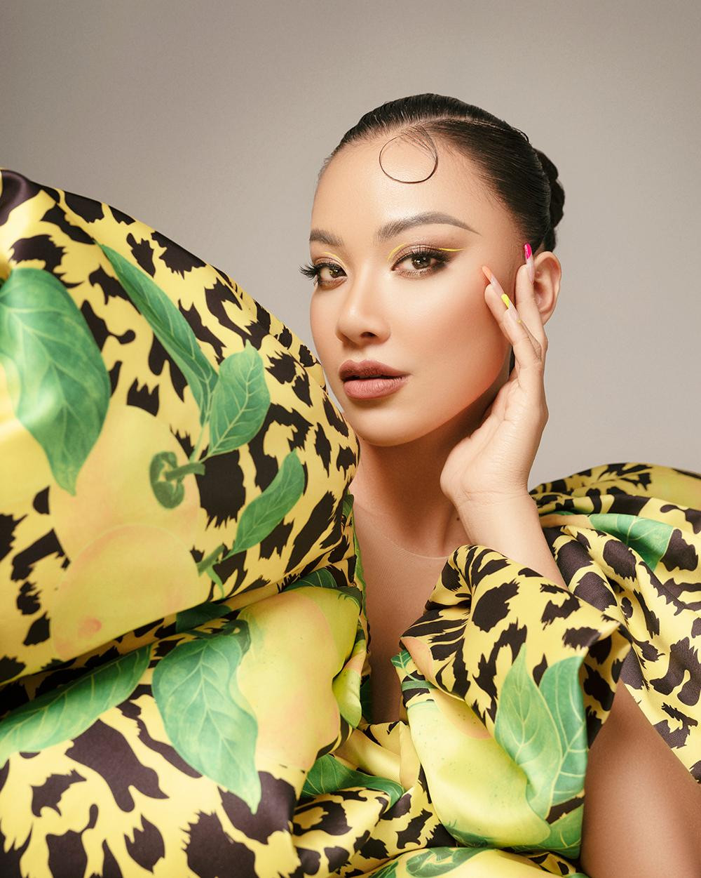 Á hậu Kim Duyên lại nổi bật với vẻ đẹp sắc sảo và hiện đại trong bộ ảnh Tết lần này. Á hậu Kim Duyên lại nổi bật với vẻ đẹp sắc sảo và hiện đại trong bộ ảnh Tết lần này.