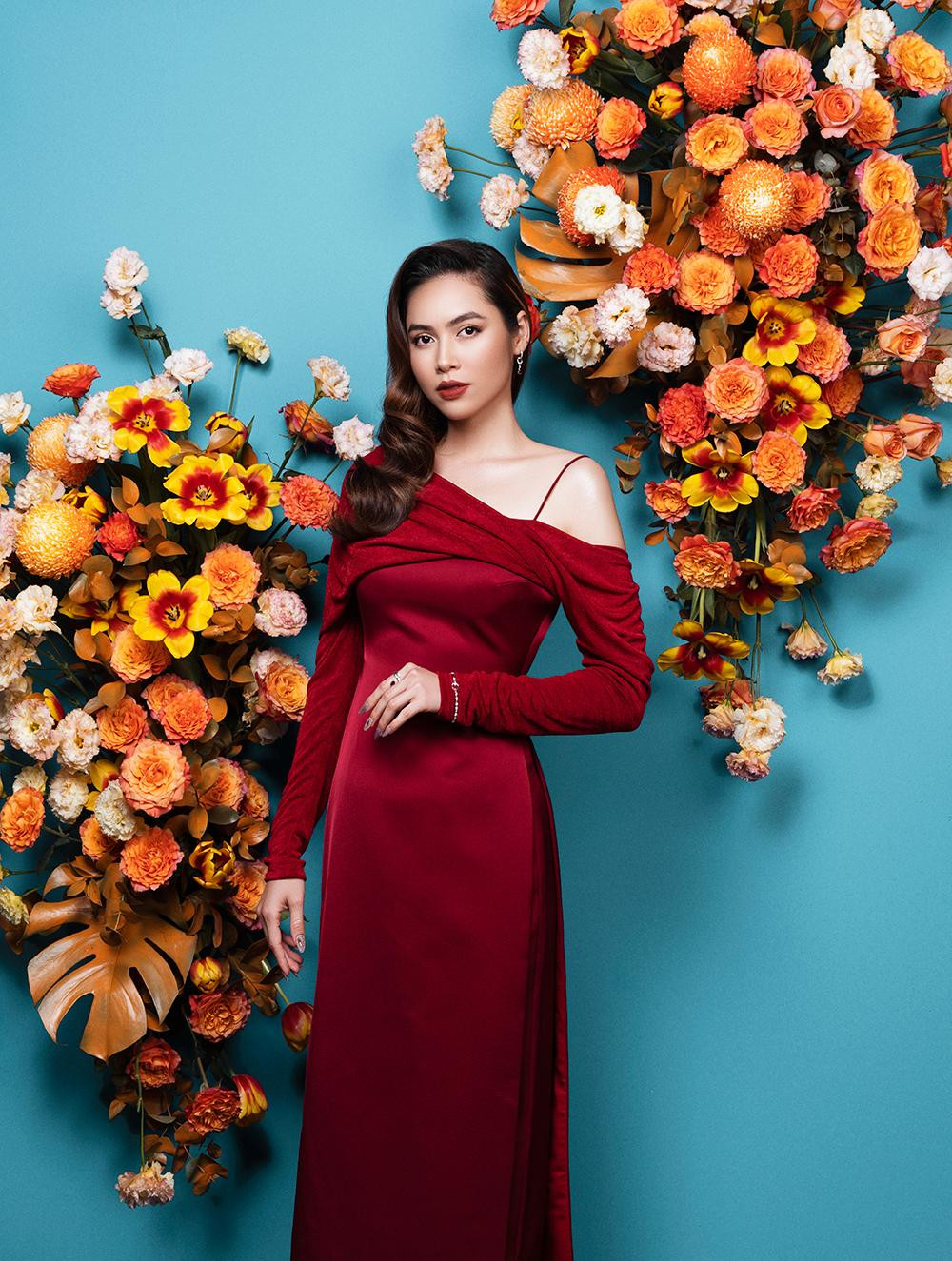 Quyến rũ với những bộ váy hiện đại nhưng Hoàng My cũng rất đằm thắm và dịu dàng khi diện áo dài Tết. Quyến rũ với những bộ váy hiện đại nhưng Hoàng My cũng rất đằm thắm và dịu dàng khi diện áo dài Tết.