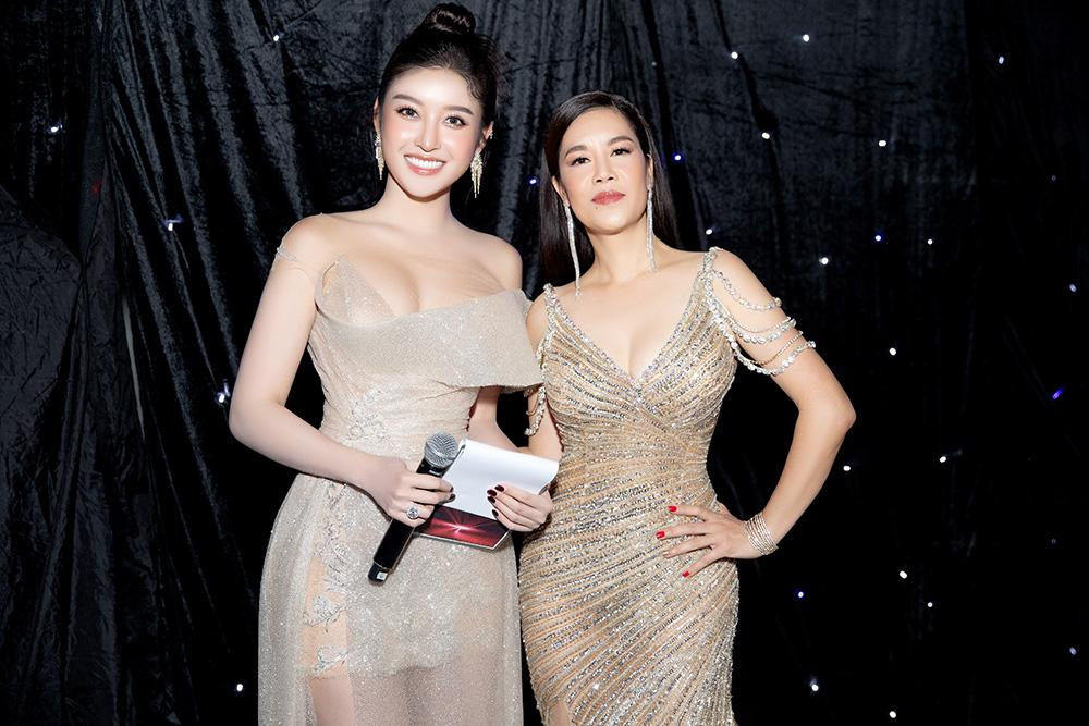 Tại sự kiện, Huyền My hội ngộ dàn sao đình đám như ca sĩ Thu Phương.