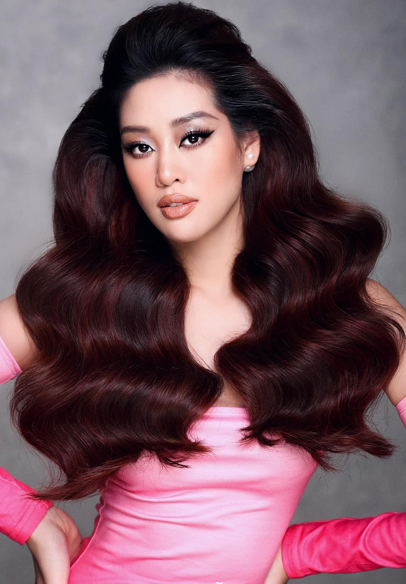 Hoa hậu Khánh Vân gây chú ý với mái tóc bồng bềnh và phong cách trang điểm cổ điển.