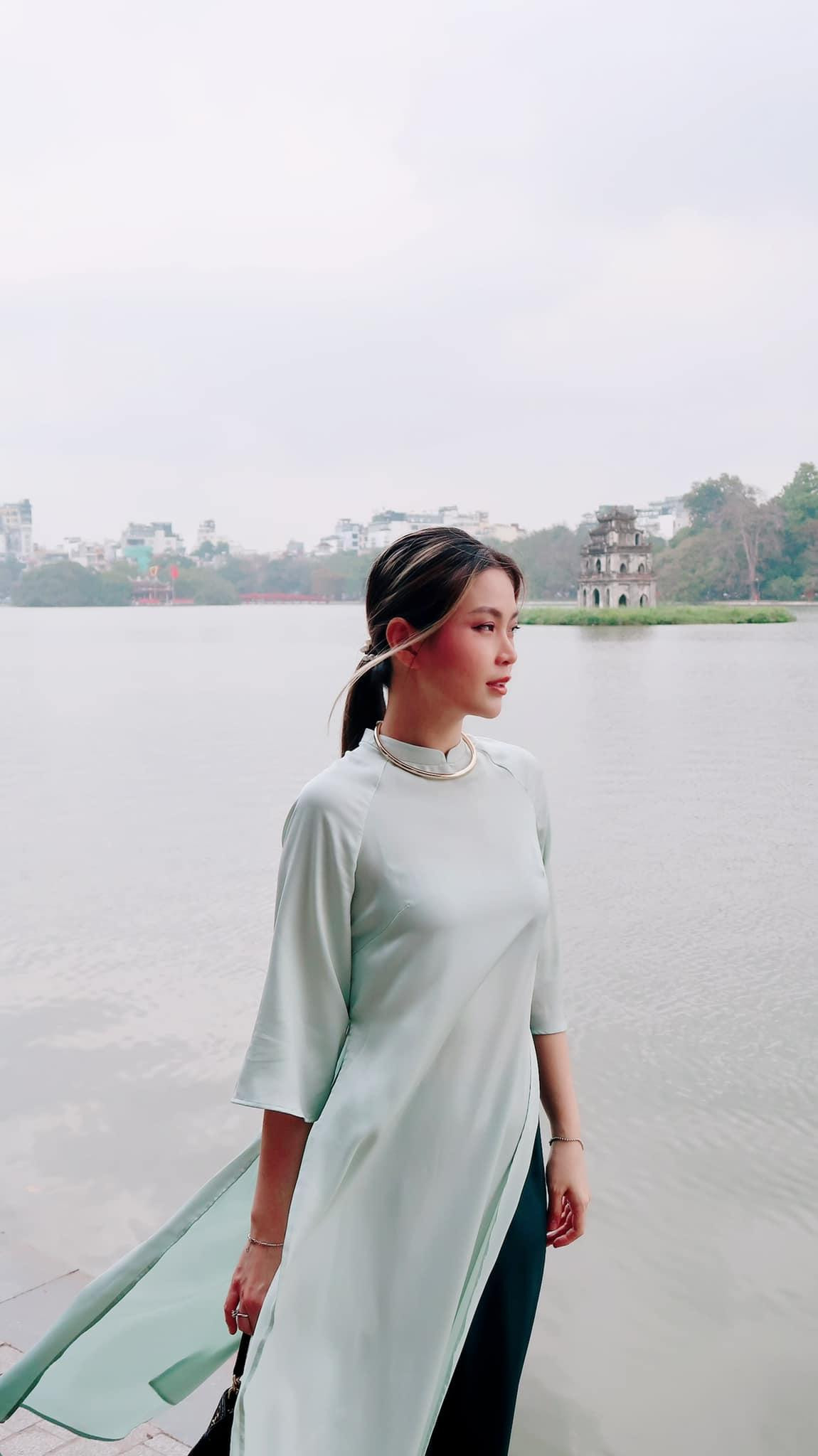 Người đẹp thích thú khi thả dáng tại hồ Gươm. Người đẹp thích thú khi thả dáng tại hồ Gươm.