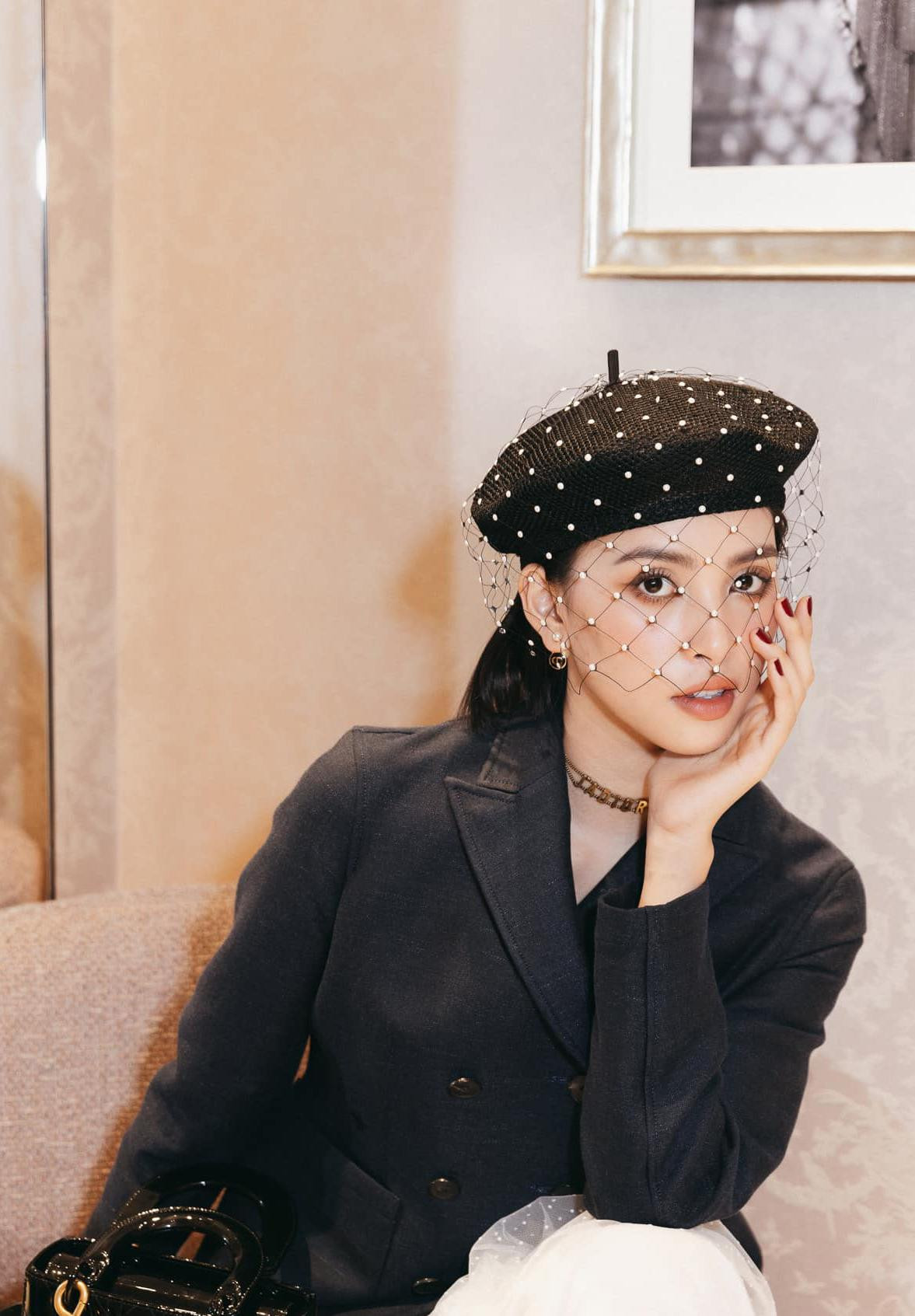 Hoa hậu Tiểu Vy hoá quý cô cổ điển với set đồ tông màu đen - trắng.