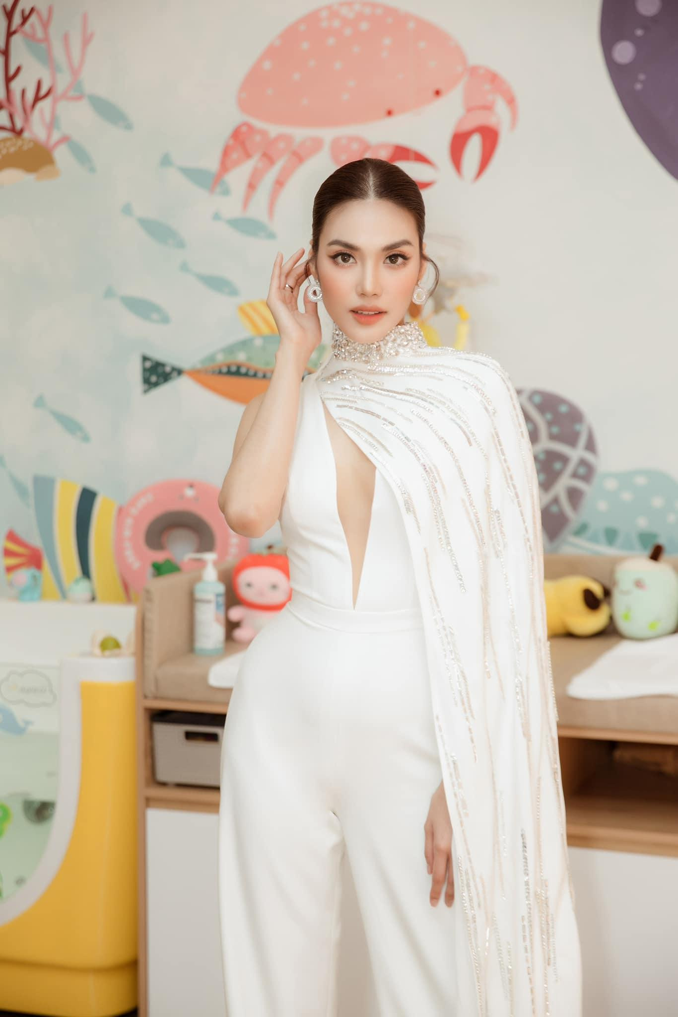 Hoa khôi Lan Khuê khoe dáng xinh đẹp, yêu kiều trong bộ jumpsuit có thiết kế độc đáo khoe vòng 1 nóng bỏng.