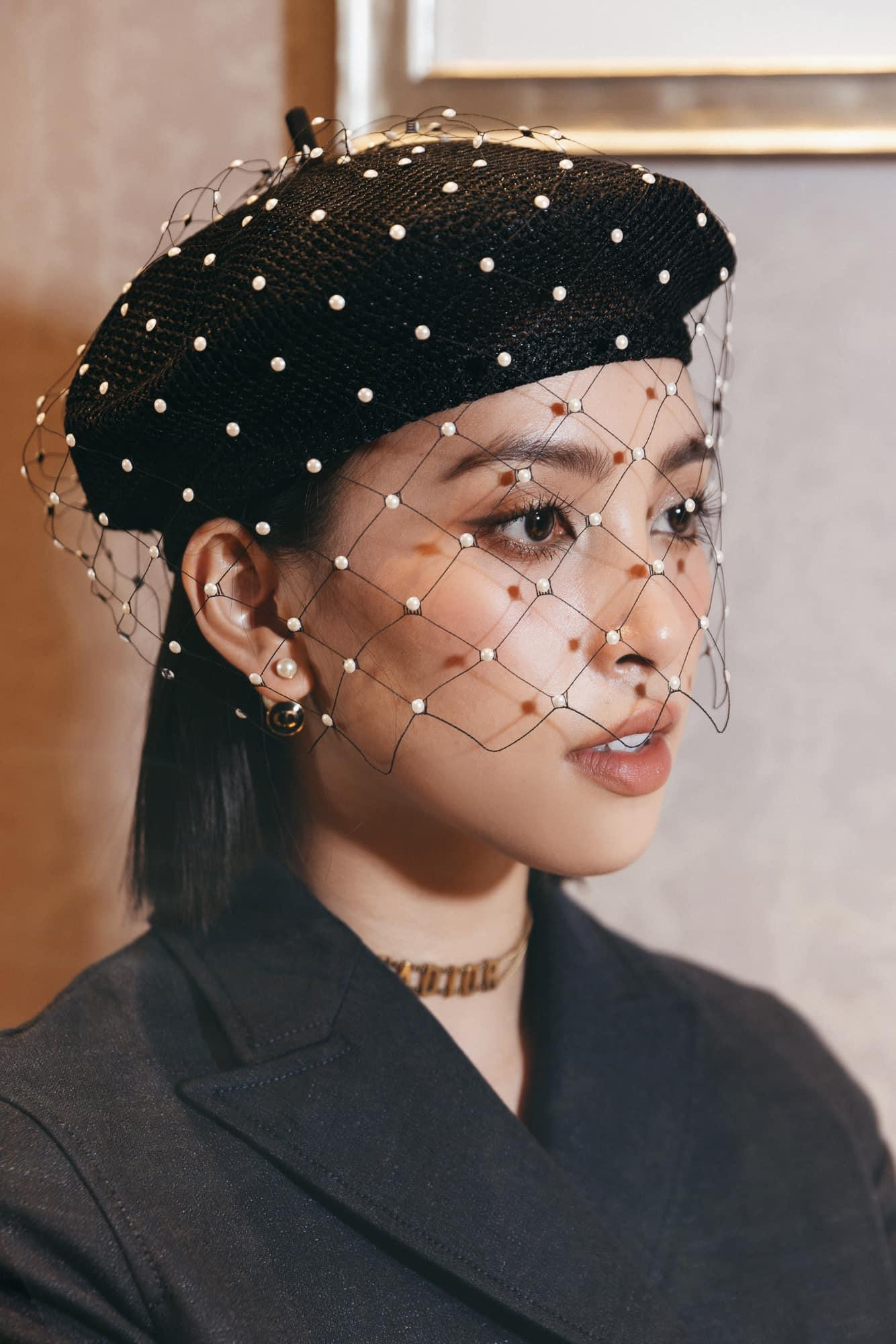 Hoa hậu Việt Nam 2018 gây chú ý với chiếc mạng che mặt độc đáo.