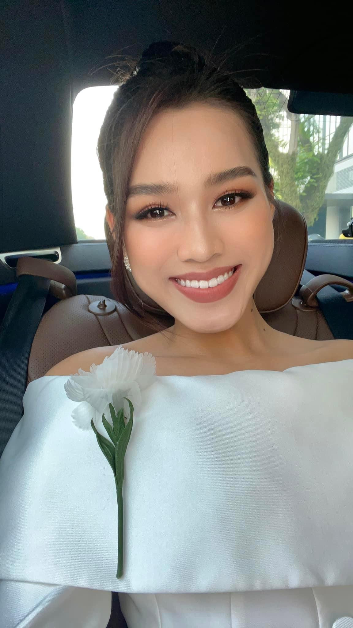 Người đẹp khoe nhan sắc xinh đẹp, rạng rỡ.