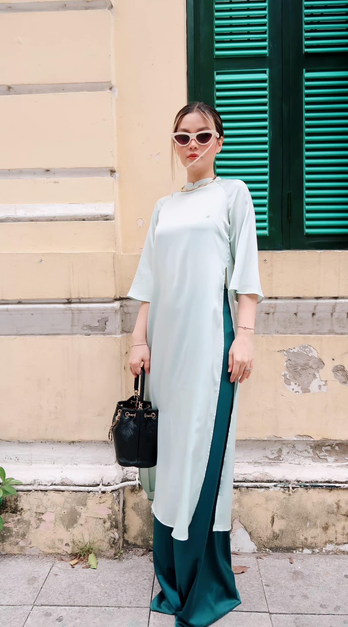 Diễm Trang kết hợp áo dài xưa với phụ kiện hiện đại, mang lại nét phá cách cho set đồ ngày Tết. Diễm Trang kết hợp áo dài xưa với phụ kiện hiện đại, mang lại nét phá cách cho set đồ ngày Tết.