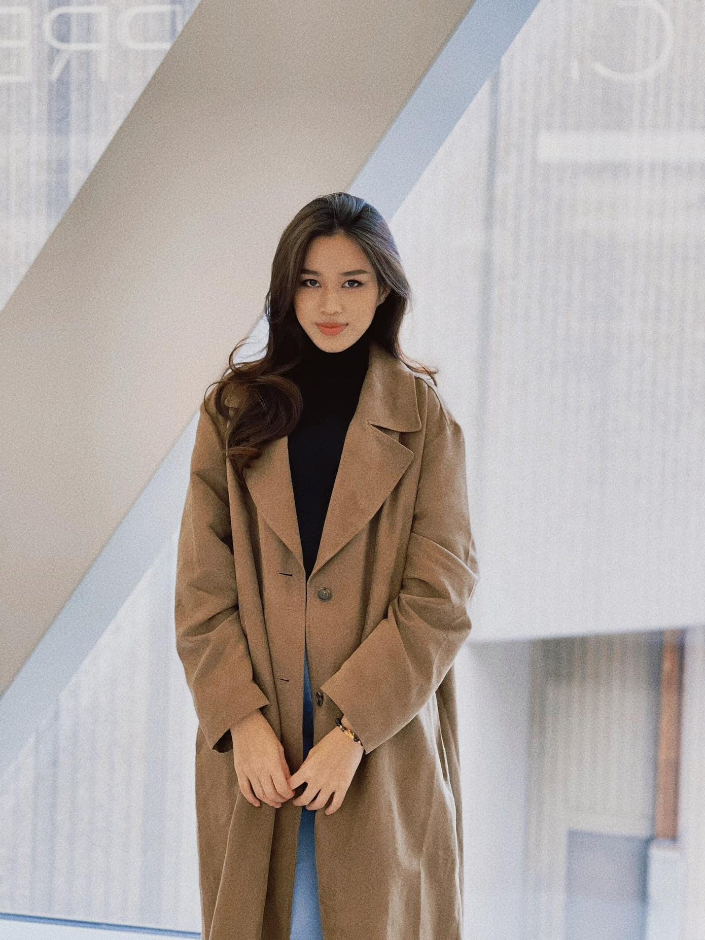 Trước đó, cô mặc set đồ tương tự nhưng phối cùng áo khoác dáng dài tông màu nâu nhạt thanh lịch.