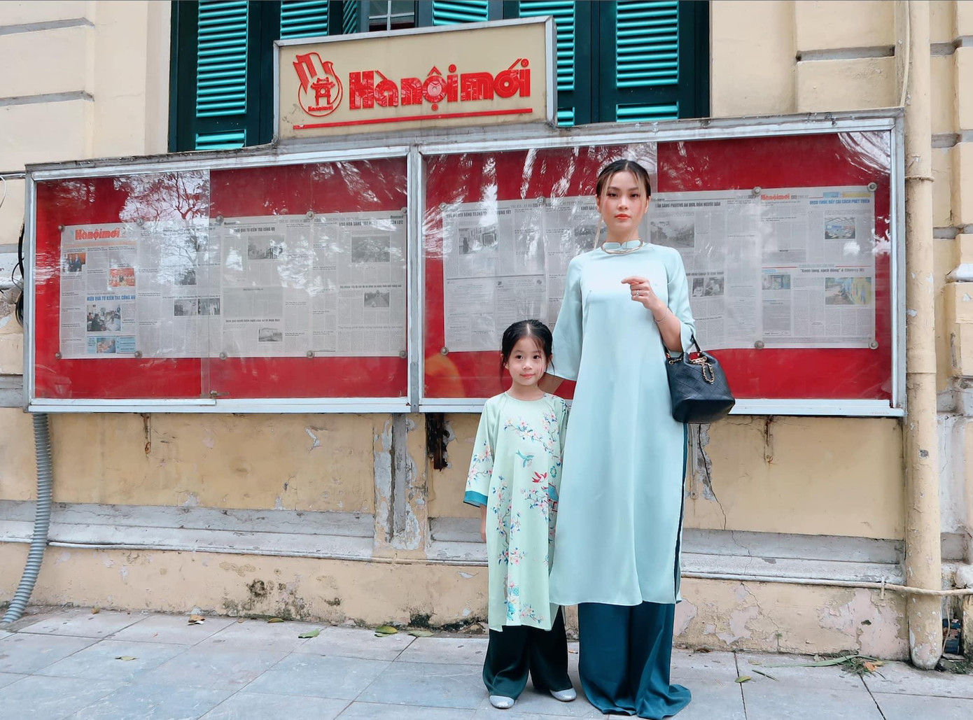 Diễm Trang và con gái cùng mặc áo dài khi đi dạo phố Tết. Diễm Trang và con gái cùng mặc áo dài khi đi dạo phố Tết.
