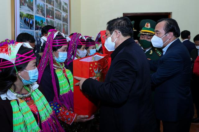 Thủ tướng tặng quà đồng bào các dân tộc xã Quảng Đức, huyện Hải Hà và xã Hải Sơn, thành phố Móng Cái. Ảnh: VGP/Nhật Bắc Thủ tướng tặng quà đồng bào các dân tộc xã Quảng Đức, huyện Hải Hà và xã Hải Sơn, thành phố Móng Cái. Ảnh: VGP/Nhật Bắc