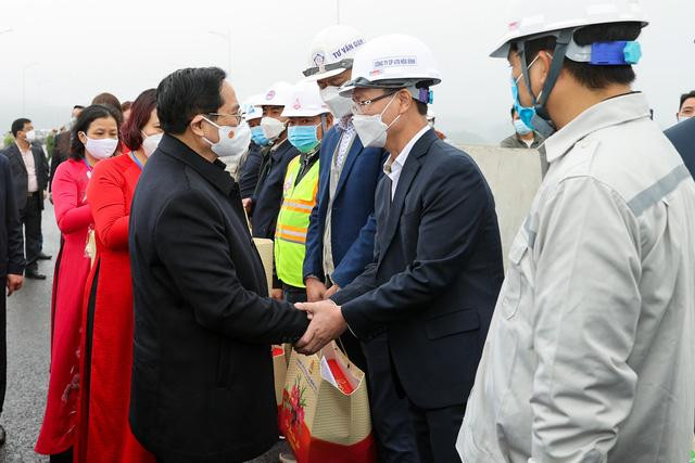 Thủ tướng tặng quà, động viên cán bộ, công nhân đang thi công tuyến đường cao tốc Vân Đồn - Móng Cái. Ảnh: VGP/Nhật Bắc Thủ tướng tặng quà, động viên cán bộ, công nhân đang thi công tuyến đường cao tốc Vân Đồn - Móng Cái. Ảnh: VGP/Nhật Bắc