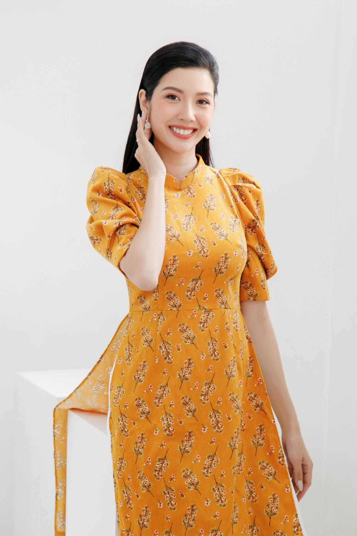 Á hậu Thuý Vân diện áo dài Tết tông màu vàng hoạ tiết hoa cỏ mùa xuân duyên dáng. Á hậu Thuý Vân diện áo dài Tết tông màu vàng hoạ tiết hoa cỏ mùa xuân duyên dáng.