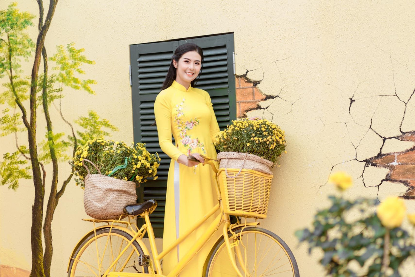 Hoa hậu Việt Nam 2010 khoe sắc dịu dàng với tà áo dài màu vàng nền nã. Hoa hậu Việt Nam 2010 khoe sắc dịu dàng với tà áo dài màu vàng nền nã.