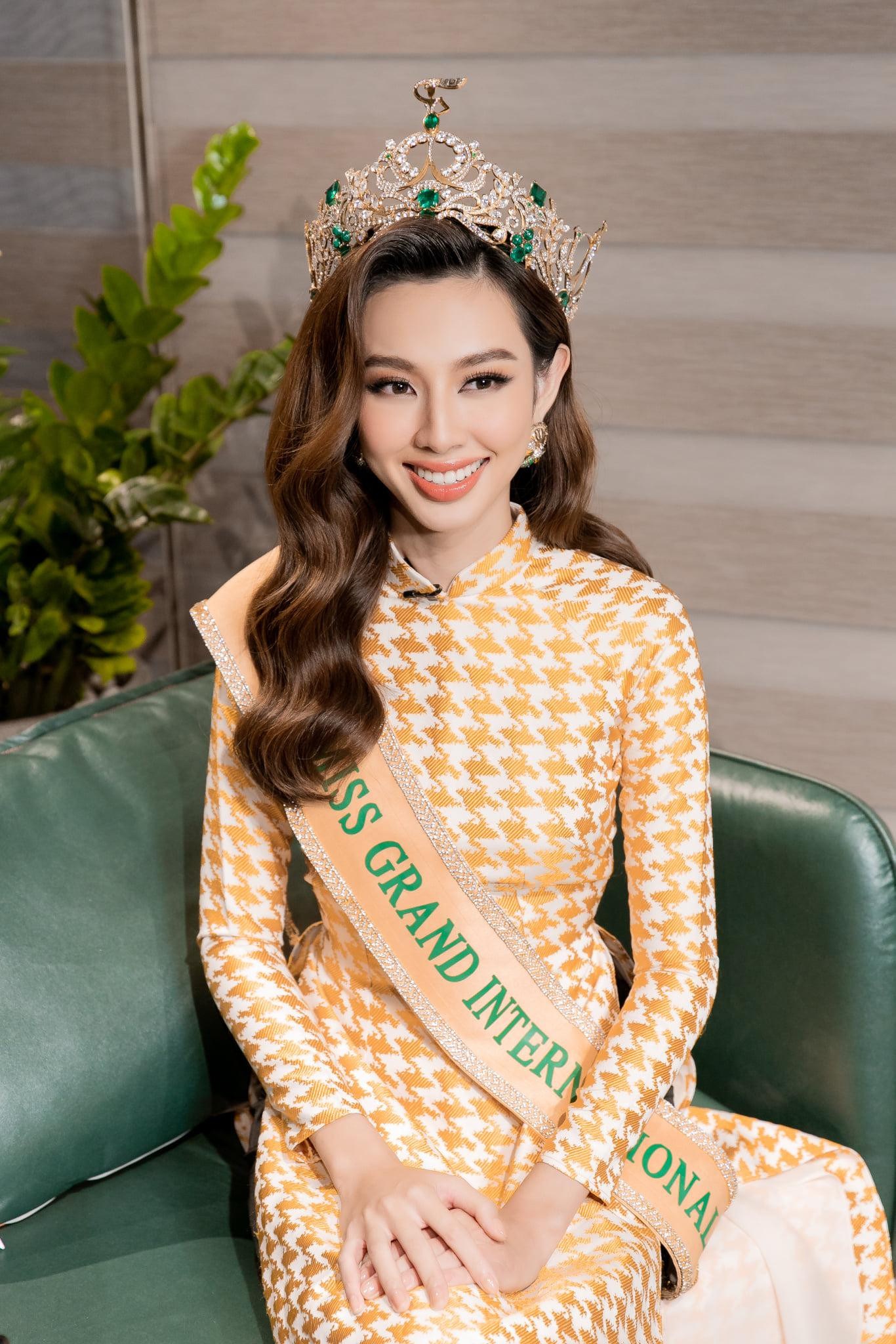 Nhan sắc cá tính của Thuỳ Tiên rất phù hợp với trang phục áo dài cách tân.