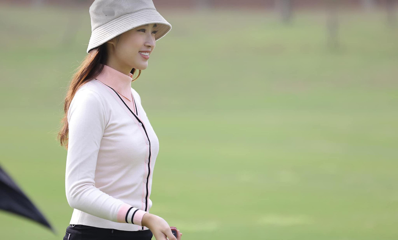 Hoa hậu Đỗ Mỹ Linh diện trang phục giản dị trên sân golf.