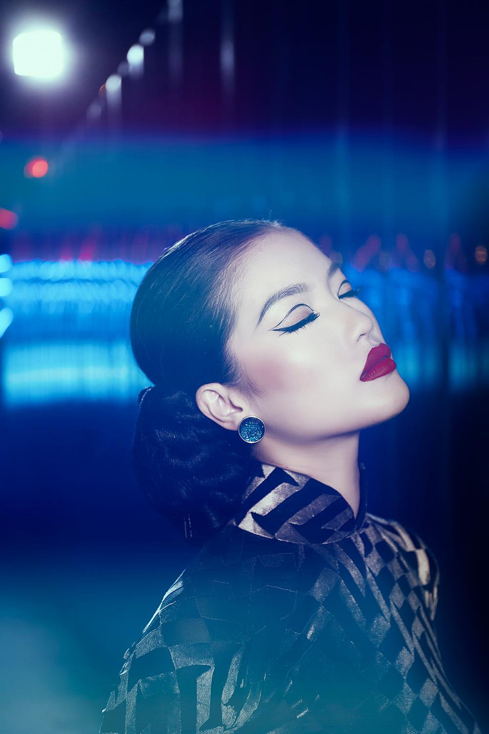 Giữa nhịp sống hối hả của thành thị, áo dài vẫn luôn là điểm nhấn mỗi dịp Tết đến Xuân về. Giữa nhịp sống hối hả của thành thị, áo dài vẫn luôn là điểm nhấn mỗi dịp Tết đến Xuân về.