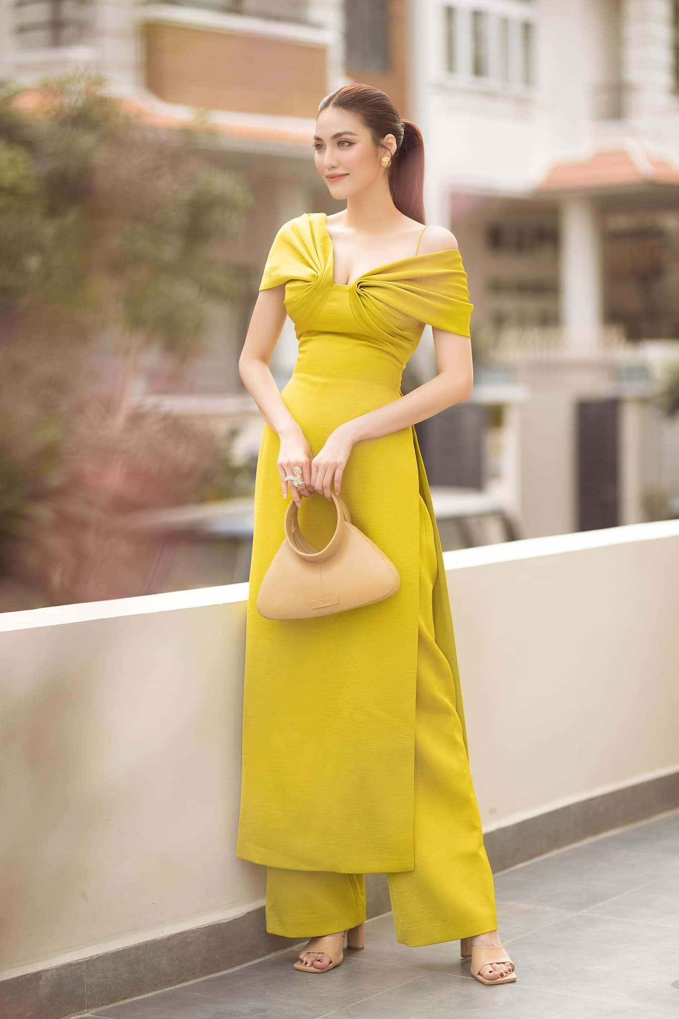 Thiết kế áo dài lạ mắt với chi tiết xẻ vòng một quyến rũ giúp người đẹp khoe trọn đường cong quyến rũ.