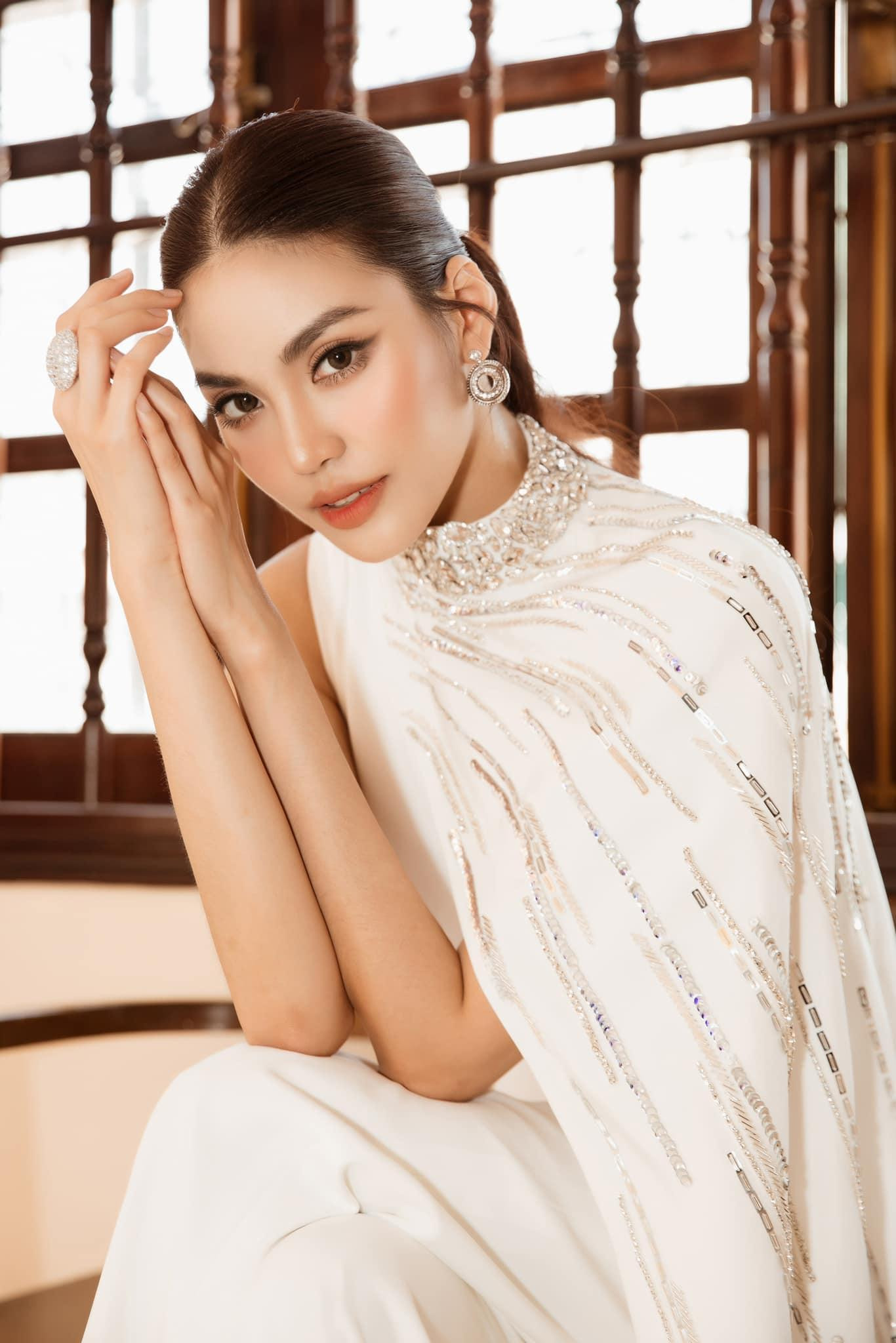 Thiết kế tông màu trắng thanh khiết được đính kim sa lấp lánh mang lại vẻ sang trọng và yêu kiều cho người đẹp.