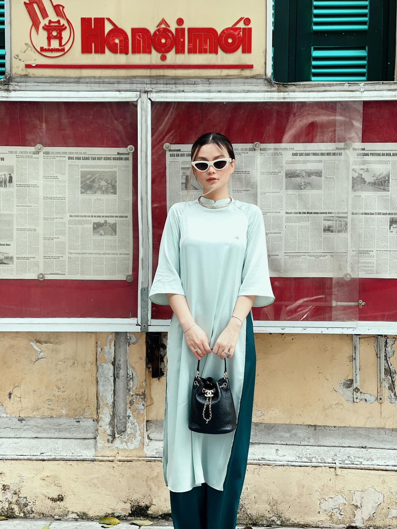 Tuy rất bận rộn nhưng cô vẫn luôn dành thời gian để cả gia đình về quê nhà đón Tết cổ truyền. Tuy rất bận rộn nhưng cô vẫn luôn dành thời gian để cả gia đình về quê nhà đón Tết cổ truyền.