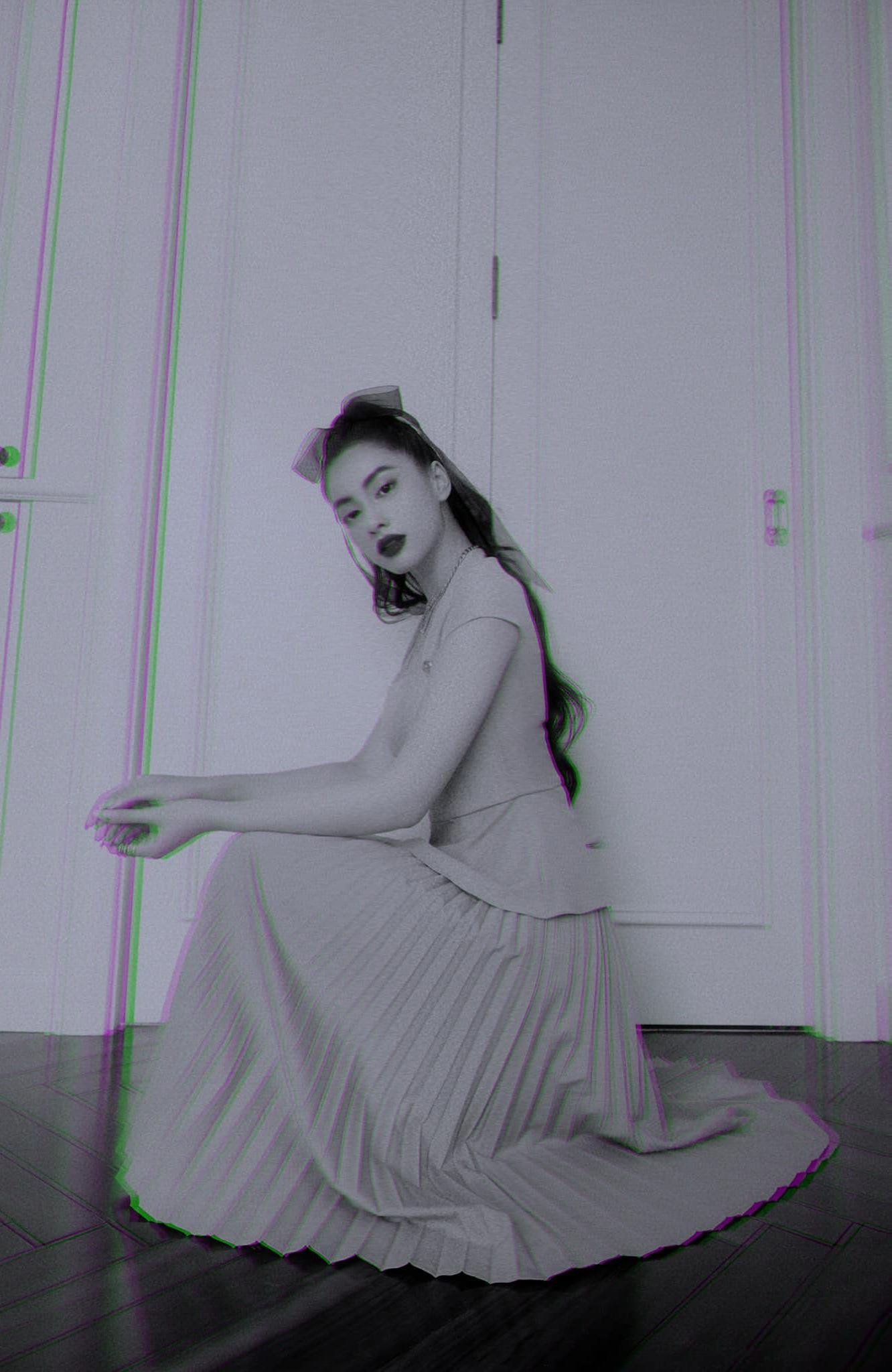 Người đẹp Cẩm Đan diện váy xoè kiểu dáng cổ điển, hoá thân thành quý cô yêu kiều.