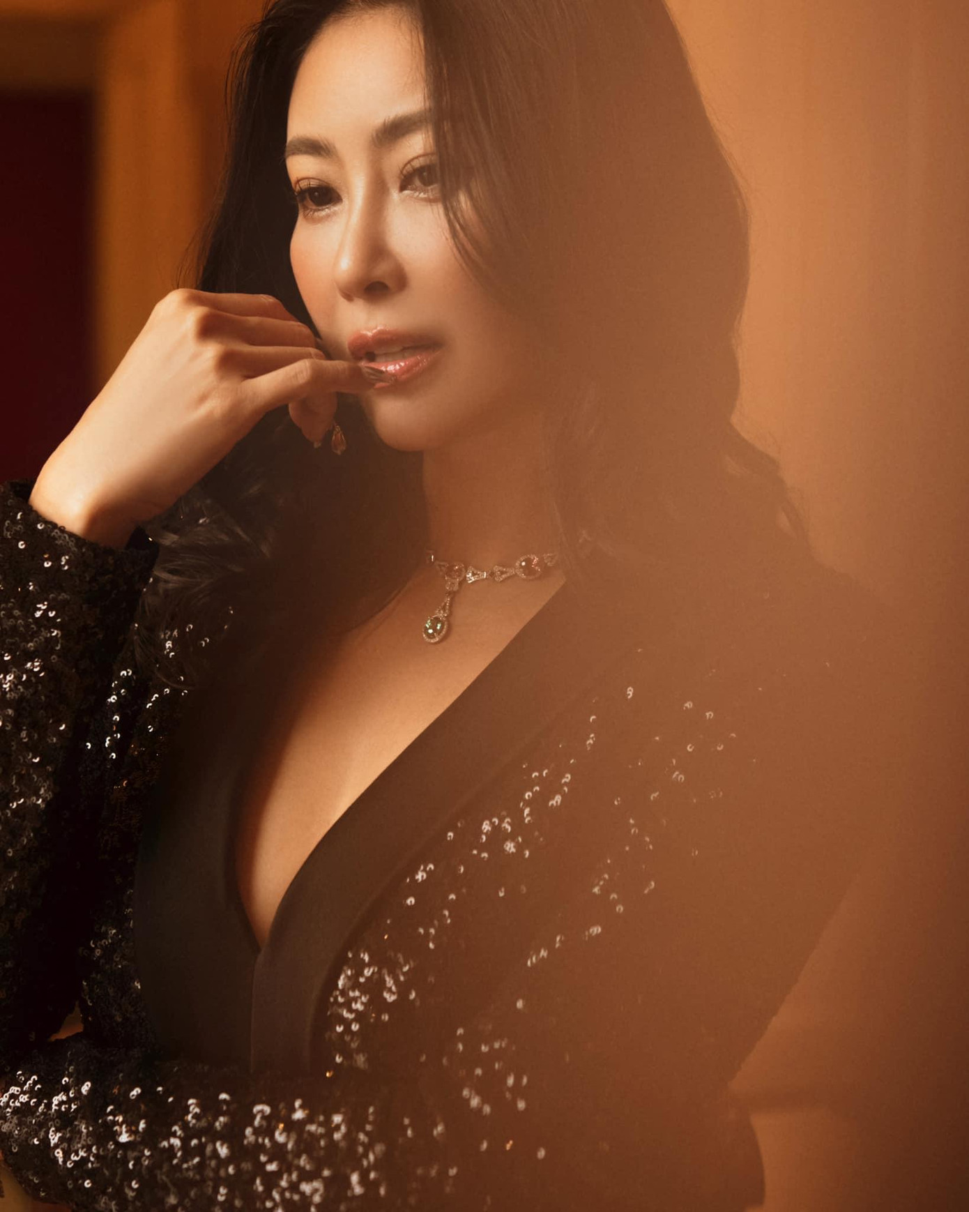 Hoa hậu Hà Kiều Anh diện váy sequin lấp lánh, xẻ vòng một đầy quyến rũ và nóng bỏng.