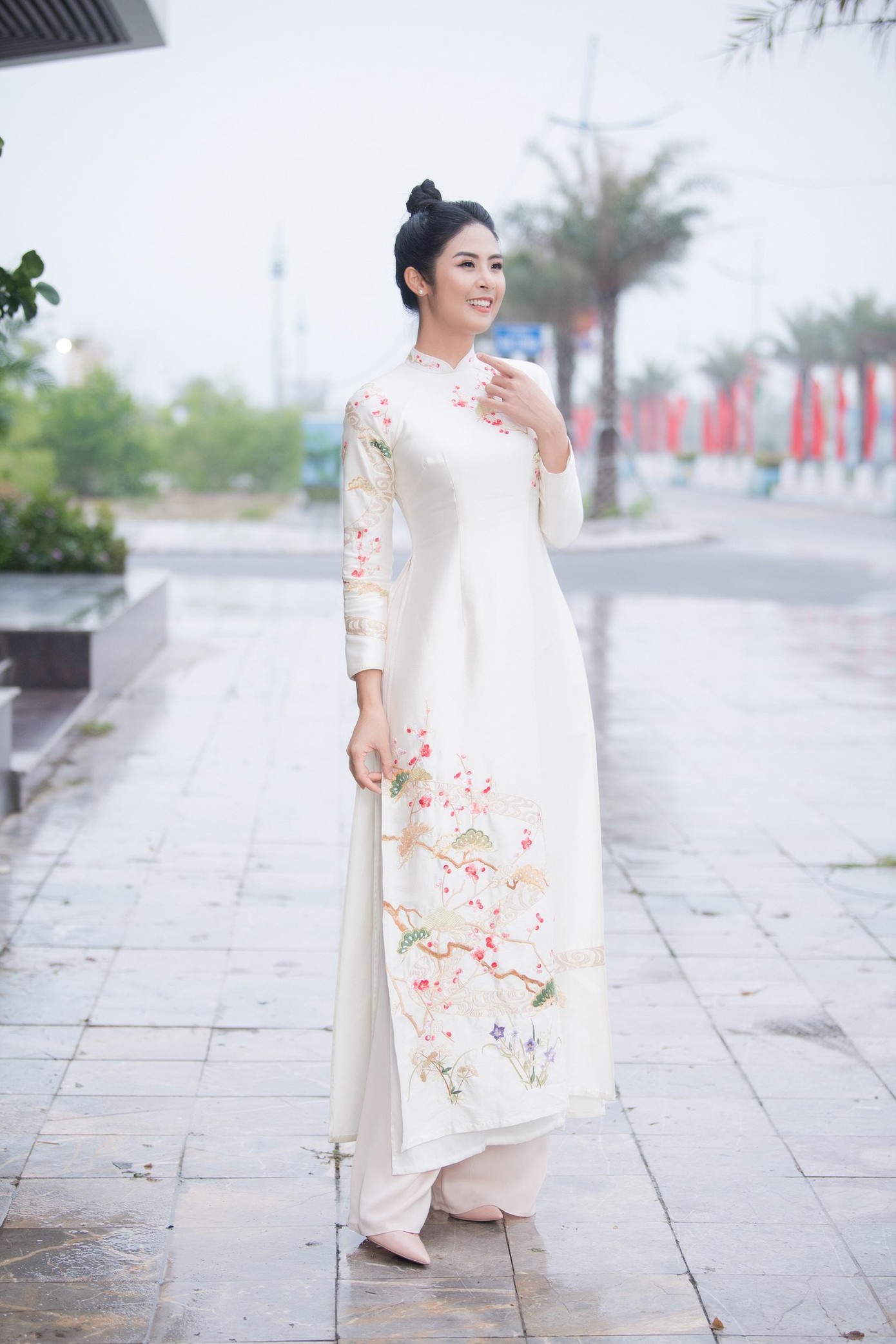 Hoa hậu Ngọc Hân duyên dáng và nền nã với áo dài họa tiết hoa mùa Xuân. Hoa hậu Ngọc Hân duyên dáng và nền nã với áo dài họa tiết hoa mùa Xuân.