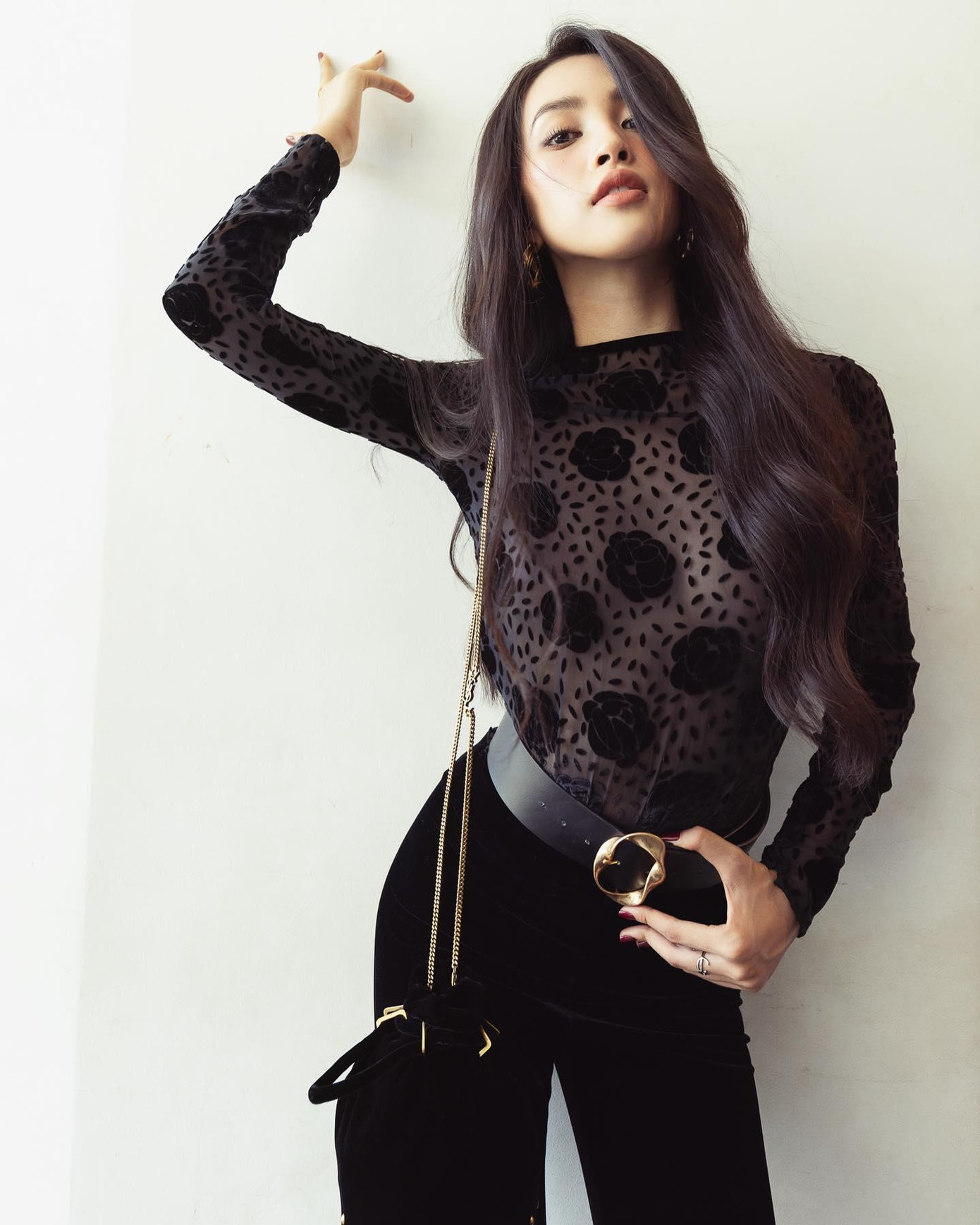 Hoa hậu Tiểu Vy diện áo xuyên thấu hoạ tiết hoa hồng quyến rũ.