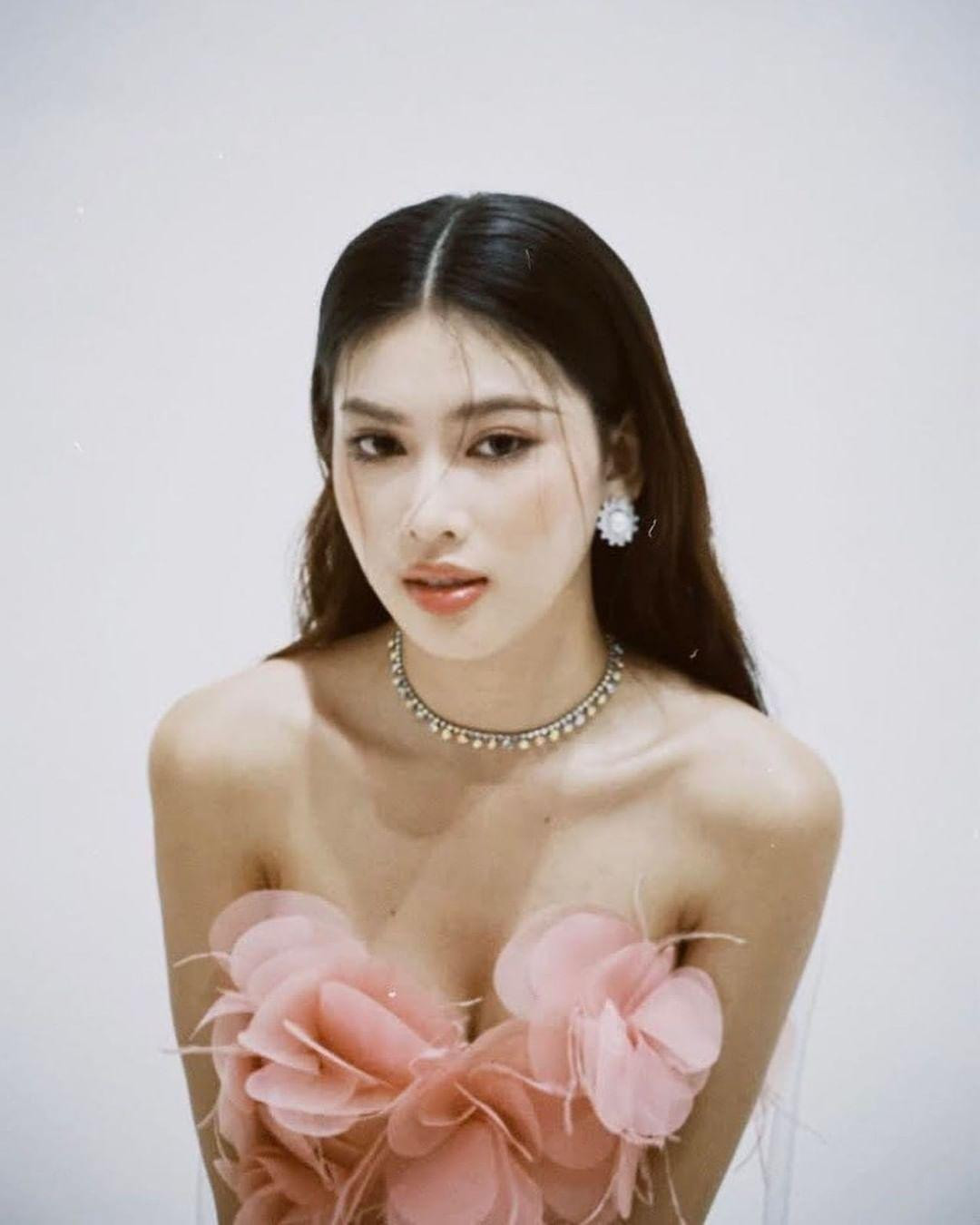 Á hậu Ngọc Thảo khoe vai trần nuột nà và quyến rũ với bộ váy có thiết kế độc đáo.