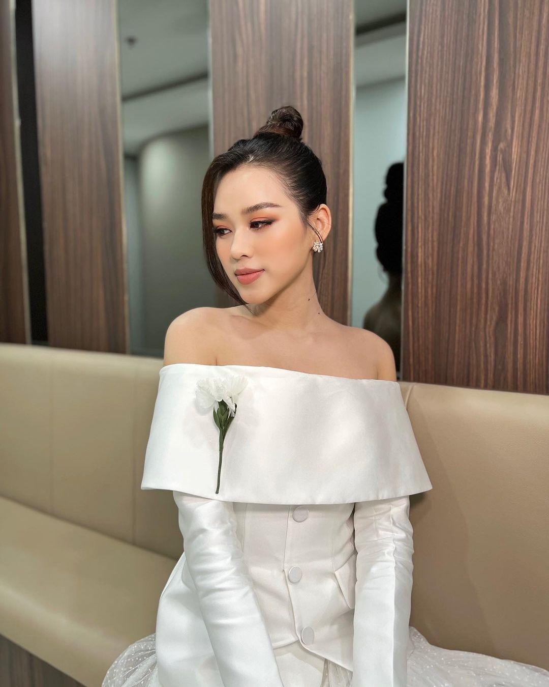 Hoa hậu Đỗ Thị Hà tái xuất xinh đẹp sau thời gian vắng bóng. Hoa hậu Đỗ Thị Hà tái xuất xinh đẹp sau thời gian vắng bóng.