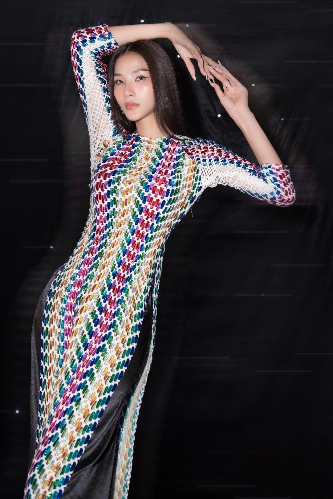 Á hậu Hoàng Thuỳ diện áo dài có thiết kế lạ mắt với những hoạ tiết rực rỡ sắc màu.