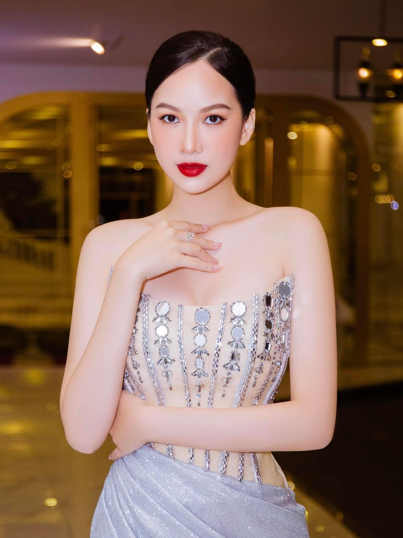 Top 5 HHVN 2020 Phạm Thị Phương Quỳnh khoe vai trần quyến rũ và làn da nuột nà không tì vết.