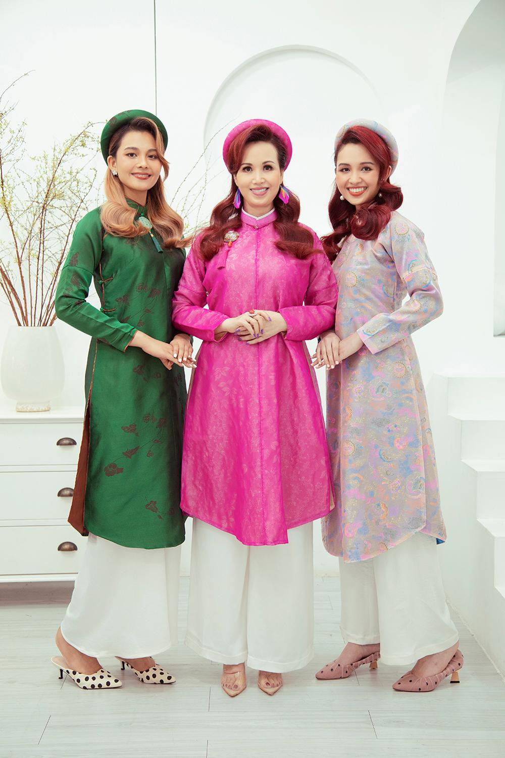 Mới đây, nhân dịp Tết đến Xuân về, gia đình Hoa hậu Việt Nam 1990 Diệu Hoa đã thực hiện bộ ảnh mới, ghi lại khoảnh khắc hạnh phúc của gia đình của người đẹp.