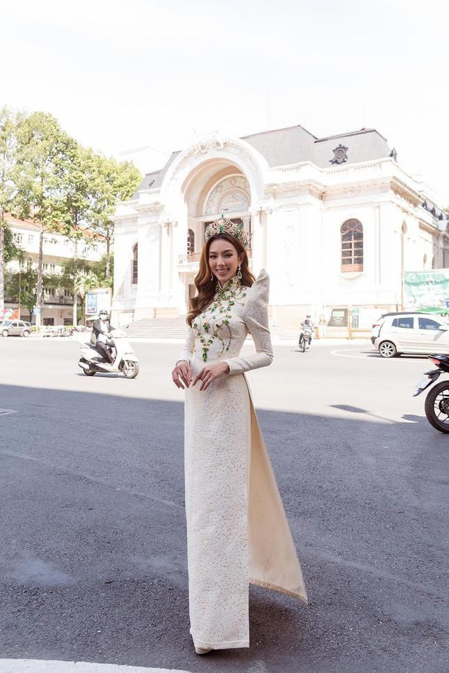 Bộ áo dài với chi tiết độn vai cầu kỳ và những viên đá được đính trên thân áo lấy cảm hứng từ chính chiếc vương miện Miss Grand International đã tôn lên nhan sắc kiêu sa của Thuỳ Tiên.