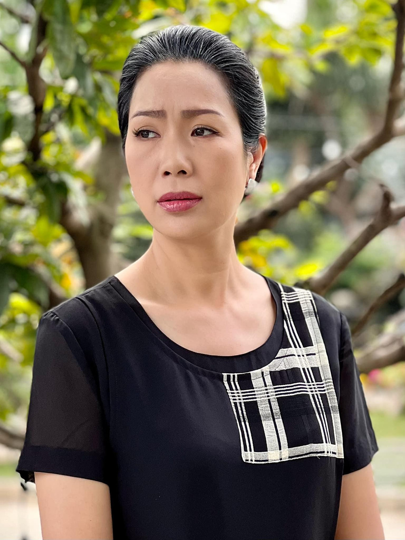 Á hậu Trịnh Kim Chi với tạo hình tóc điểm bạc trong bộ phim mới.