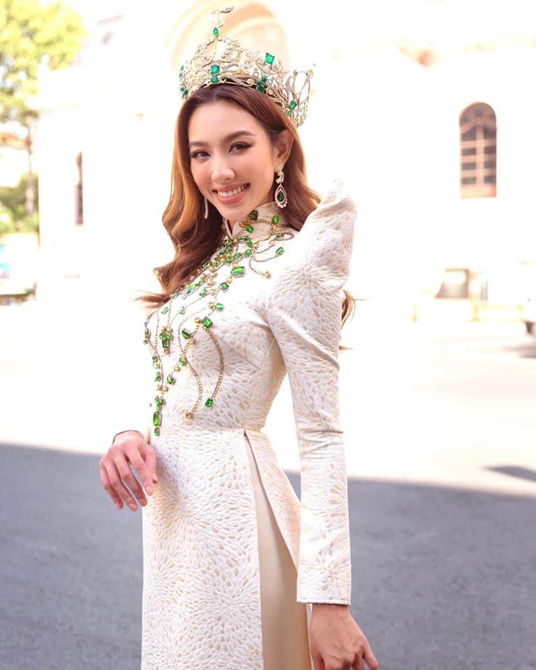 Thường xuyên mặc áo dài khi về nước nhưng Thuỳ Tiên luôn biết cách làm mới mình để không gây nhàm chán.