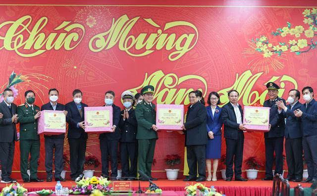 Thủ tướng tặng quà các lực lượng chức năng đang làm việc tại cửa khẩu quốc tế Móng Cái. Ảnh: VGP/Nhật Bắc Thủ tướng tặng quà các lực lượng chức năng đang làm việc tại cửa khẩu quốc tế Móng Cái. Ảnh: VGP/Nhật Bắc