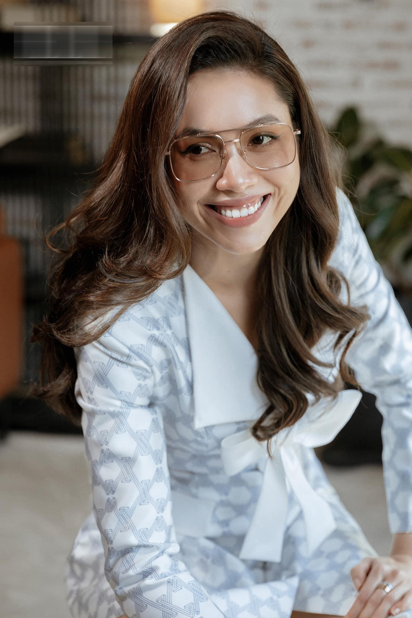 Á hậu Hoàng My khoe nét đẹp thanh lịch, duyên dáng với bộ suit hoạ tiết lạ mắt.