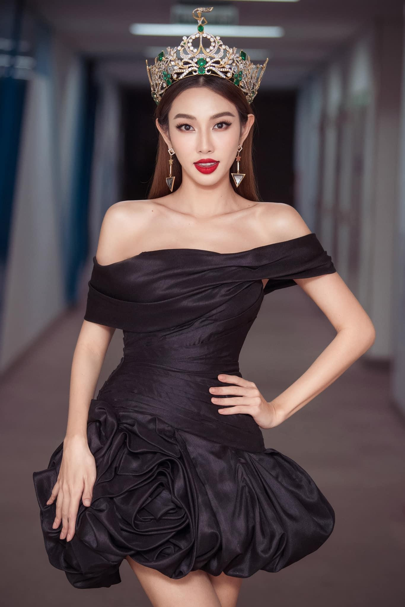 Hoa hậu Hoà bình Quốc tế 2021 diện một thiết kế có kiểu dáng lạ mắt, trễ nải vai trần quyến rũ.