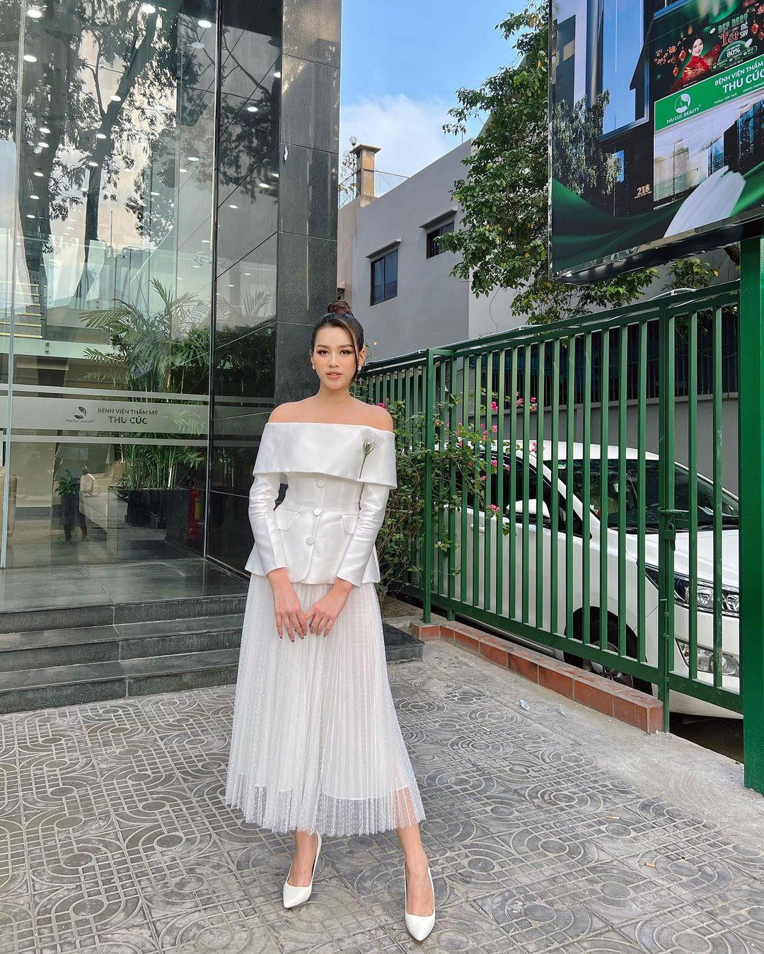 Người đẹp diện bộ váy trắng khoe vai trần quyến rũ. Người đẹp diện bộ váy trắng khoe vai trần quyến rũ.