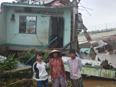 Ba mẹ con bà Võ Thị Hoa rơi vào cảnh màn trời chiếu đất sau một đêm. Ảnh: Việt Hương. Ba mẹ con bà Võ Thị Hoa rơi vào cảnh màn trời chiếu đất sau một đêm. Ảnh: Việt Hương