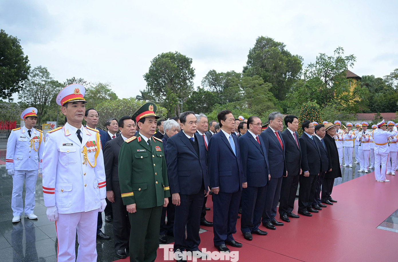 Sáng cùng ngày, Đoàn đại biểu Ban Chấp hành Trung ương Đảng, Chủ tịch nước, Quốc hội, Chính phủ, Ủy ban Trung ương Mặt trận Tổ quốc Việt Nam đến đặt vòng hoa và dâng hương tưởng niệm các Anh hùng Liệt sỹ tại Đài tưởng niệm các Anh hùng Liệt sỹ, đường Bắc Sơn, Hà Nội. Sáng cùng ngày, Đoàn đại biểu Ban Chấp hành Trung ương Đảng, Chủ tịch nước, Quốc hội, Chính phủ, Ủy ban Trung ương Mặt trận Tổ quốc Việt Nam đến đặt vòng hoa và dâng hương tưởng niệm các Anh hùng Liệt sỹ tại Đài tưởng niệm các Anh hùng Liệt sỹ, đường Bắc Sơn, Hà Nội.