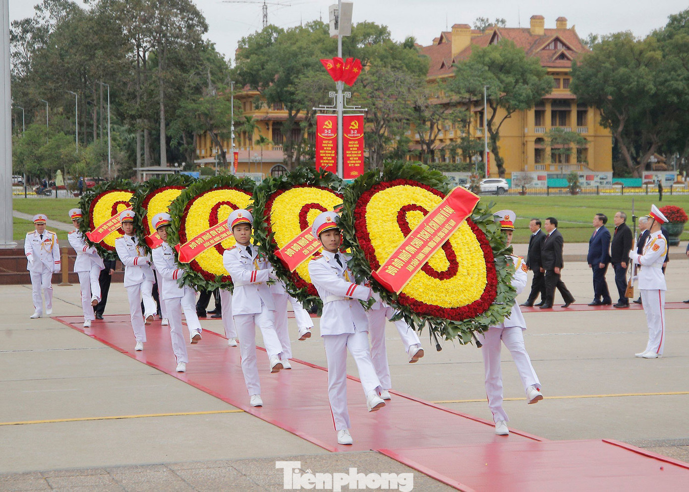 Vòng hoa của Đoàn mang dòng chữ "Đời đời nhớ ơn Chủ tịch Hồ Chí Minh vĩ đại". Vòng hoa của Đoàn mang dòng chữ "Đời đời nhớ ơn Chủ tịch Hồ Chí Minh vĩ đại".