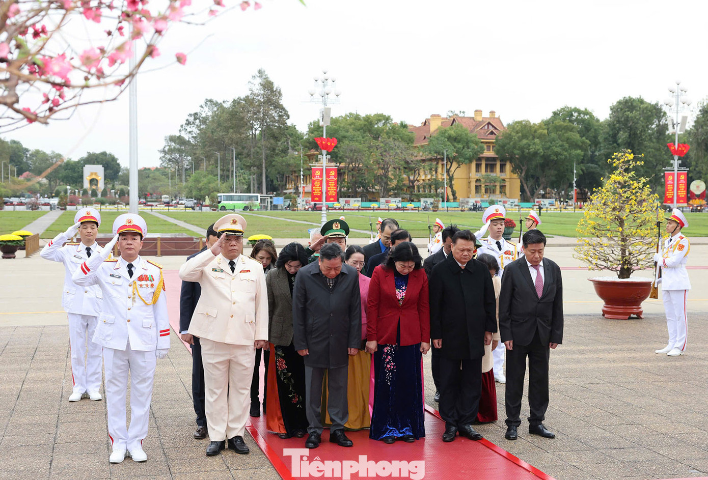 Đoàn đại biểu Thành ủy, HĐND, UBND, MTTQ Việt Nam thành phố Hà Nội thành kính tưởng nhớ Chủ tịch Hồ Chí Minh. Đoàn đại biểu Thành ủy, HĐND, UBND, MTTQ Việt Nam thành phố Hà Nội thành kính tưởng nhớ Chủ tịch Hồ Chí Minh.